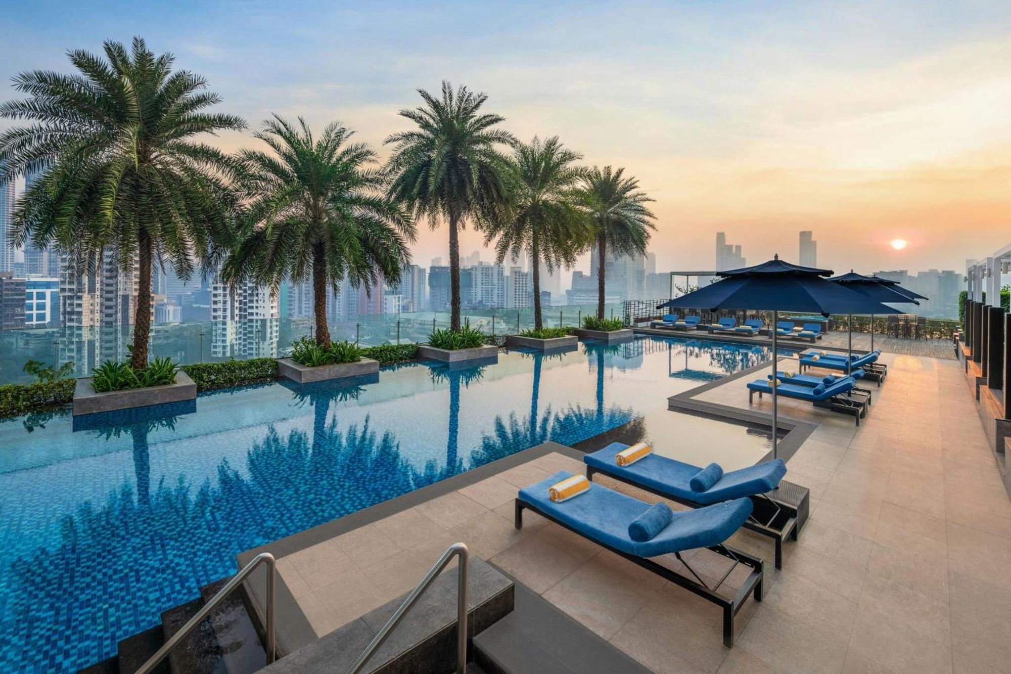 The St. Regis Mumbai Ξενοδοχείο Εξωτερικό φωτογραφία The swimming pool at the hotel